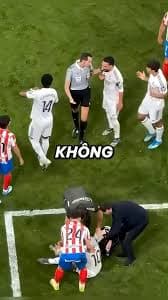 Tại sao trọng tài không dừng trận đấu ngay khi cầu thủ chấn thương .
