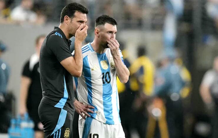 HLV Argentina bức xúc đáp trả vì bị hiểu nhầm "mọi chuyện phải xin phép Messi"