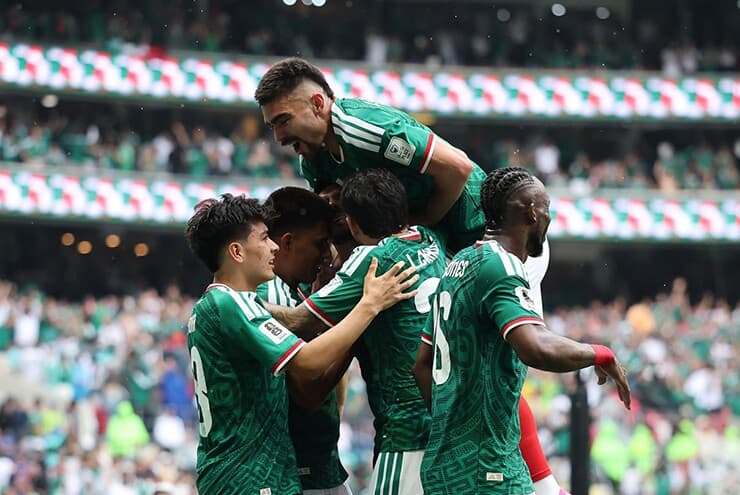 Mexico đánh bại Nam Phi trong trận khai mạc